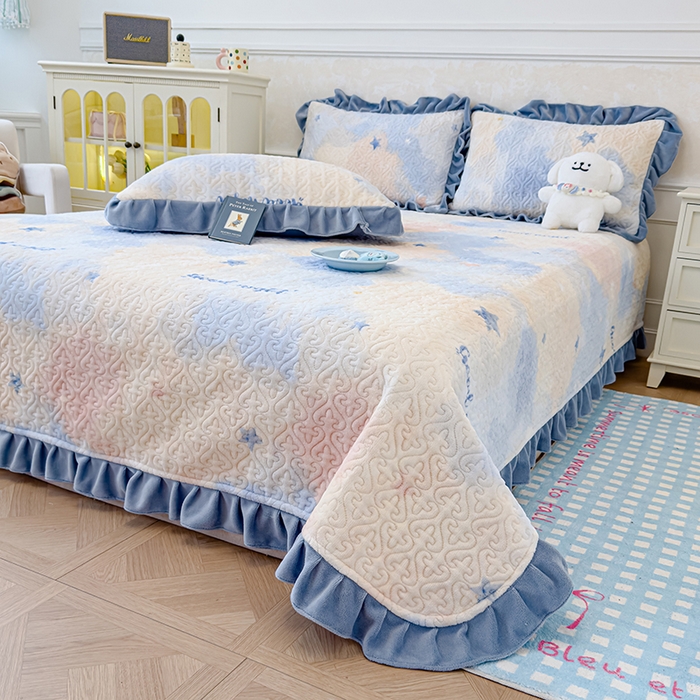 91家纺网 家纺一手货源 找家纺 归属 2025新款牛奶绒花边床盖三件套系列 浪漫星空蓝