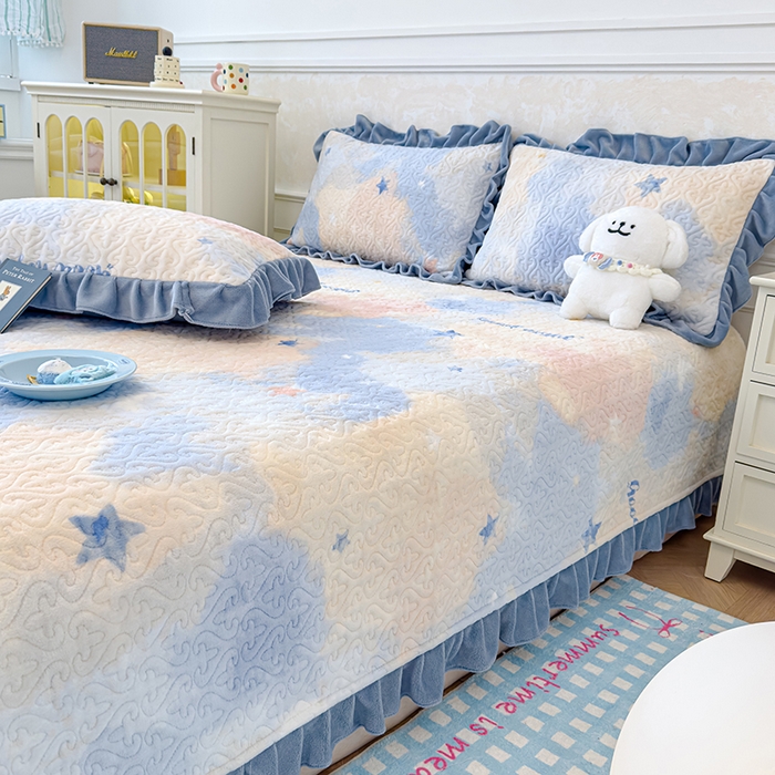 91家纺网 家纺一手货源 找家纺 归属 2025新款牛奶绒花边床盖三件套系列 浪漫星空蓝