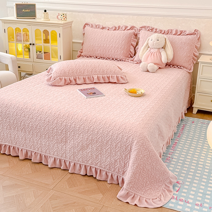 91家纺网 家纺一手货源 找家纺 归属 2025新款牛奶绒花边床盖三件套系列 琉璃粉