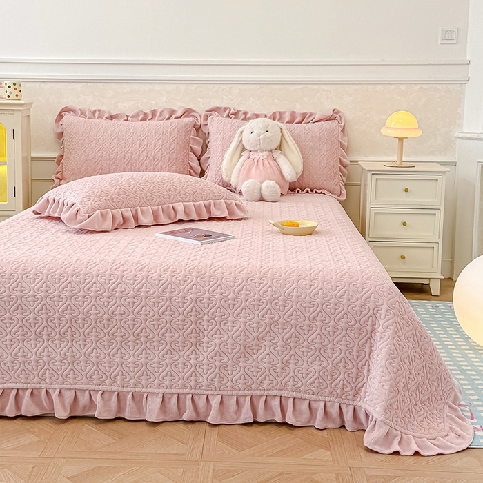 91家纺网 家纺一手货源 找家纺 归属 2025新款牛奶绒花边床盖三件套系列 琉璃粉