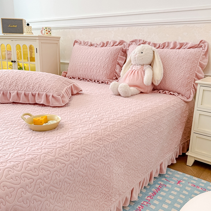 91家纺网 家纺一手货源 找家纺 归属 2025新款牛奶绒花边床盖三件套系列 琉璃粉