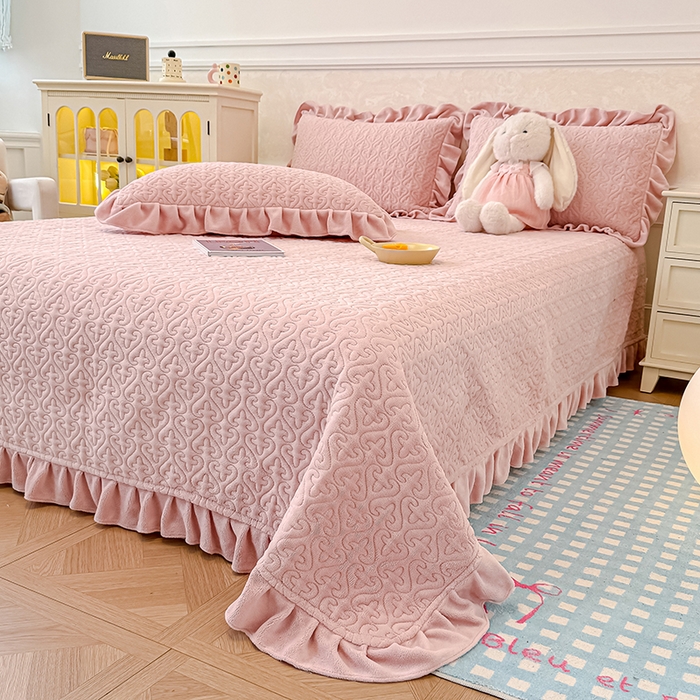 91家纺网 家纺一手货源 找家纺 归属 2025新款牛奶绒花边床盖三件套系列 琉璃粉