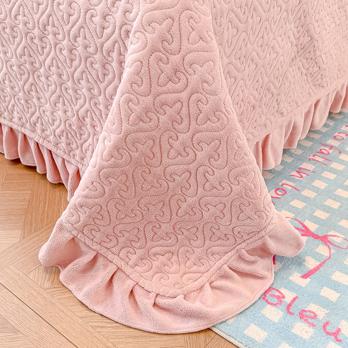 91家纺网 家纺一手货源 找家纺 归属 2025新款牛奶绒花边床盖三件套系列 琉璃粉