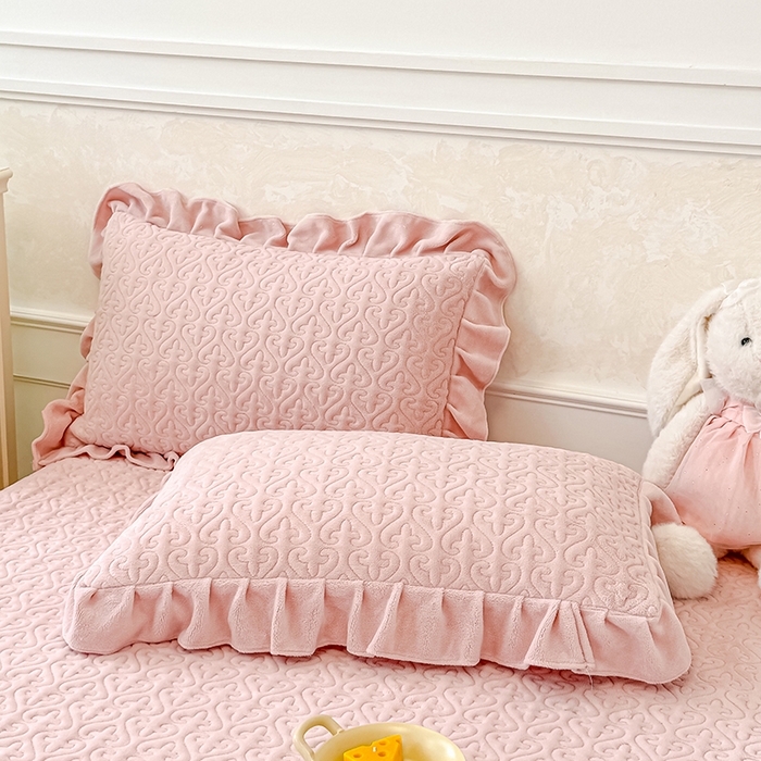 91家纺网 家纺一手货源 找家纺 归属 2025新款牛奶绒花边床盖三件套系列 琉璃粉