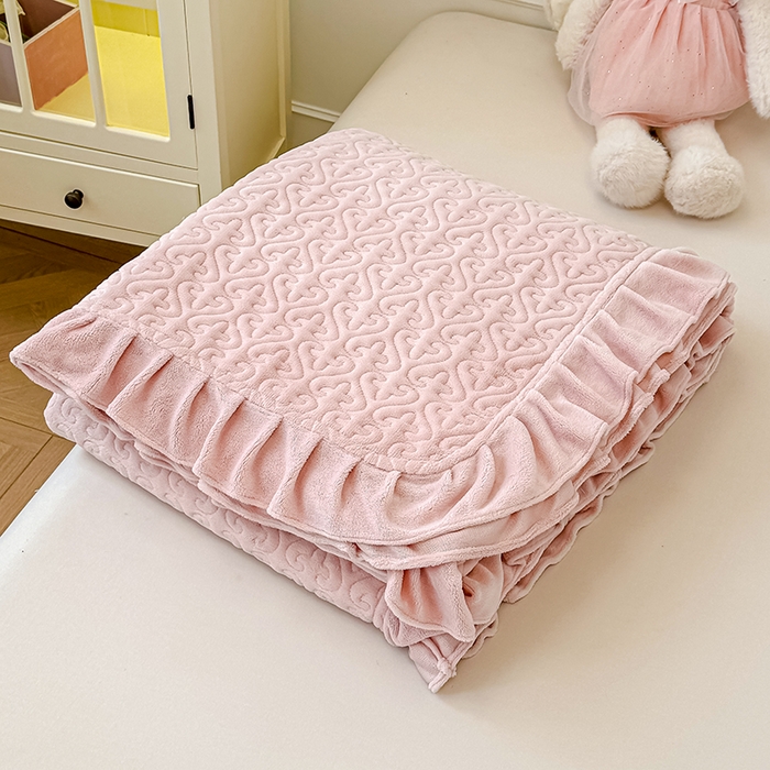 91家纺网 家纺一手货源 找家纺 归属 2025新款牛奶绒花边床盖三件套系列 琉璃粉