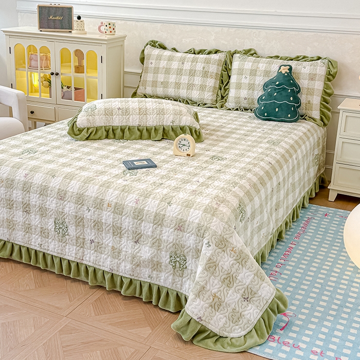 91家纺网 家纺一手货源 找家纺 归属 2025新款牛奶绒花边床盖三件套系列 绿韵蝴蝶结