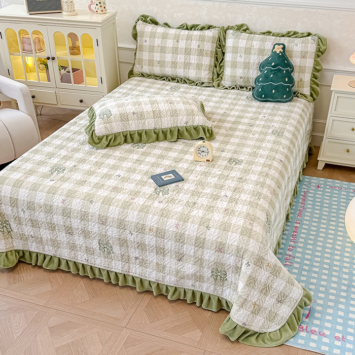 91家纺网 家纺一手货源 找家纺 归属 2025新款牛奶绒花边床盖三件套系列 绿韵蝴蝶结