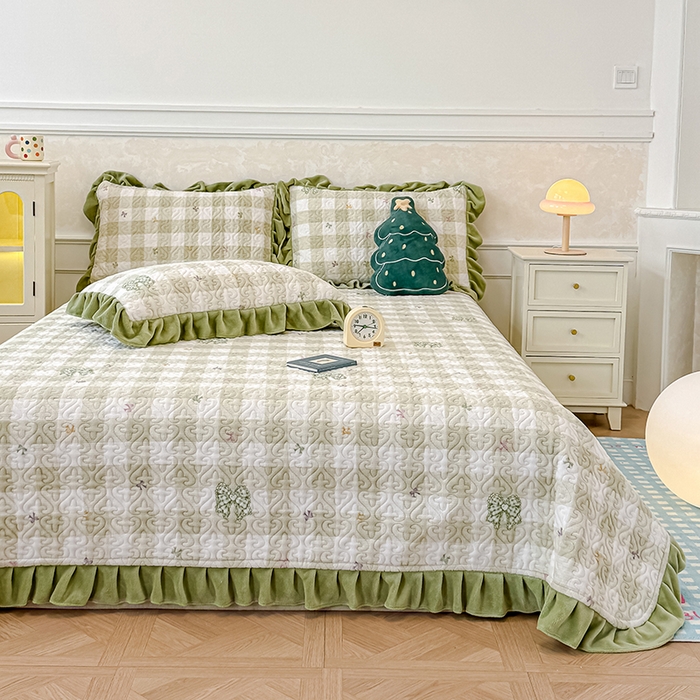 91家纺网 家纺一手货源 找家纺 归属 2025新款牛奶绒花边床盖三件套系列 绿韵蝴蝶结