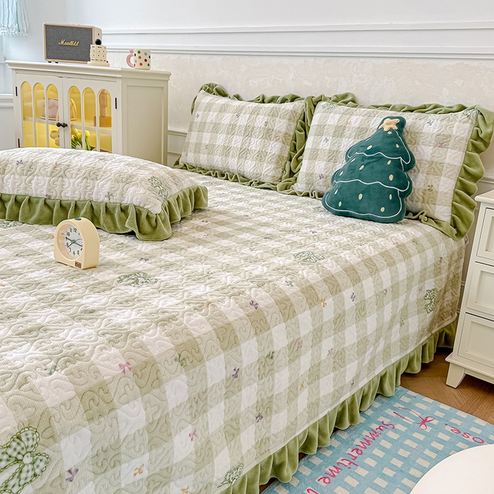 91家纺网 家纺一手货源 找家纺 归属 2025新款牛奶绒花边床盖三件套系列 绿韵蝴蝶结