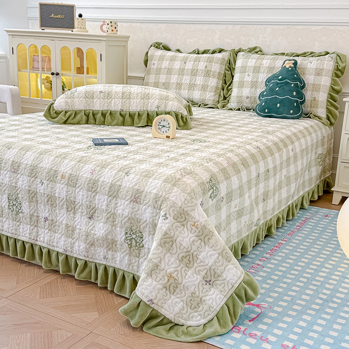 91家纺网 家纺一手货源 找家纺 归属 2025新款牛奶绒花边床盖三件套系列 绿韵蝴蝶结