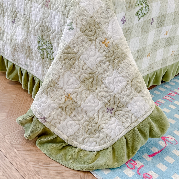 91家纺网 家纺一手货源 找家纺 归属 2025新款牛奶绒花边床盖三件套系列 绿韵蝴蝶结