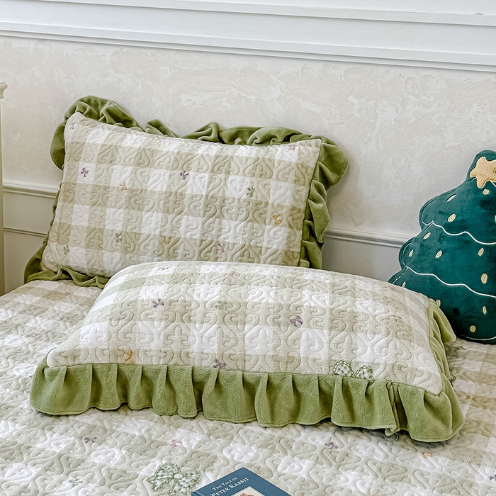 91家纺网 家纺一手货源 找家纺 归属 2025新款牛奶绒花边床盖三件套系列 绿韵蝴蝶结