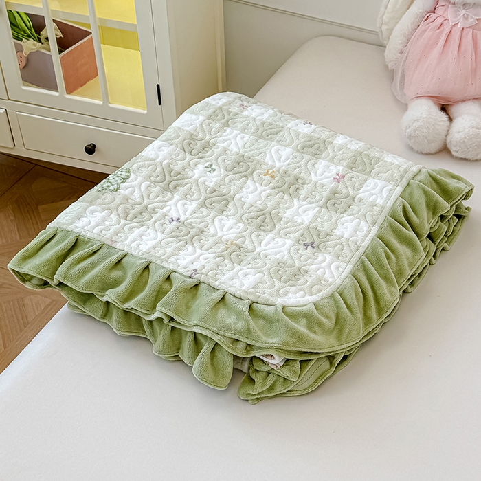 91家纺网 家纺一手货源 找家纺 归属 2025新款牛奶绒花边床盖三件套系列 绿韵蝴蝶结