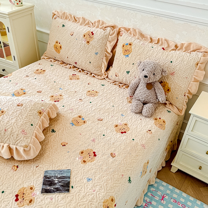 归属 2025新款牛奶绒花边床盖三件套系列 奶油儿小熊