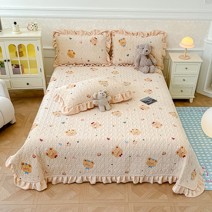 91家纺网 家纺一手货源 找家纺 归属 2025新款牛奶绒花边床盖三件套系列 奶油儿小熊