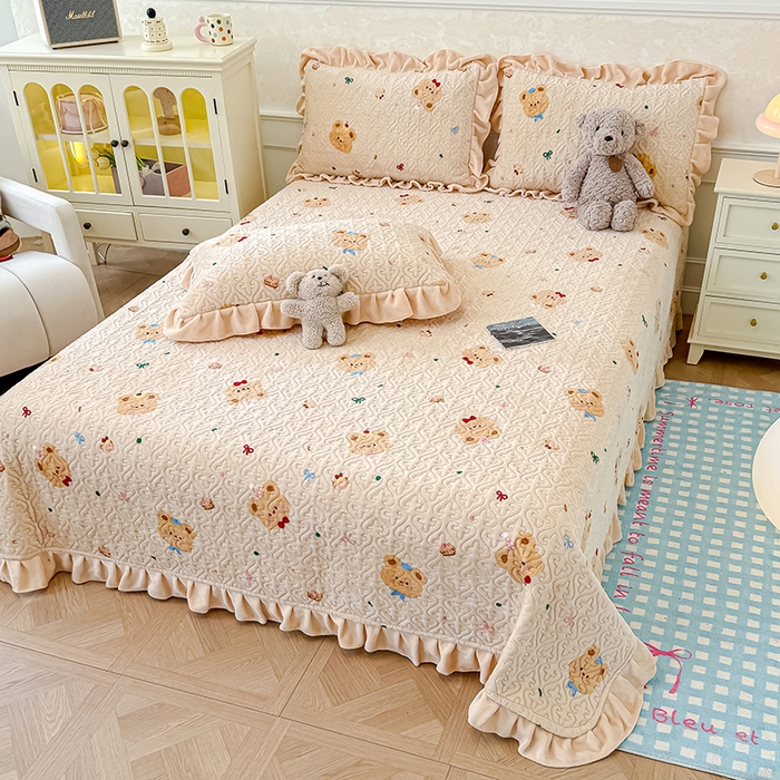 91家纺网 家纺一手货源 找家纺 归属 2025新款牛奶绒花边床盖三件套系列 奶油儿小熊