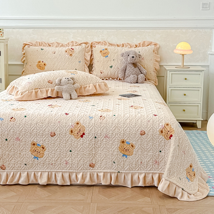 91家纺网 家纺一手货源 找家纺 归属 2025新款牛奶绒花边床盖三件套系列 奶油儿小熊