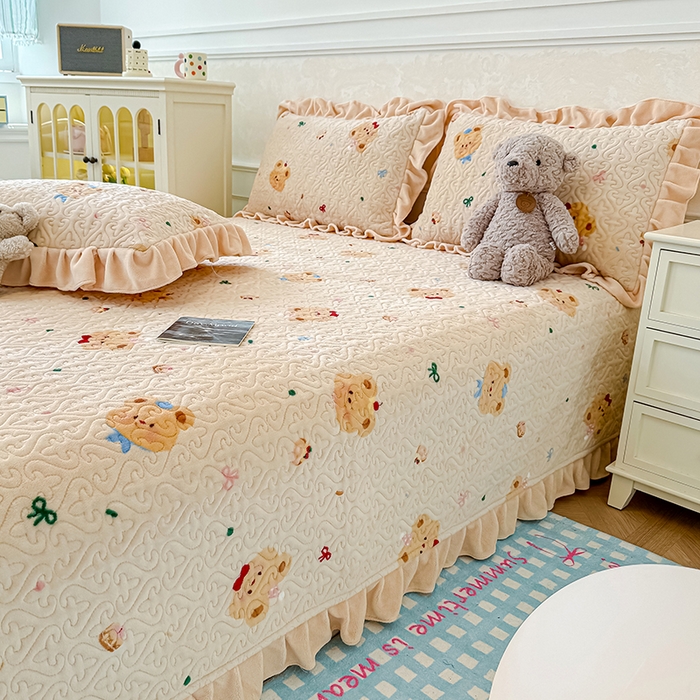 91家纺网 家纺一手货源 找家纺 归属 2025新款牛奶绒花边床盖三件套系列 奶油儿小熊