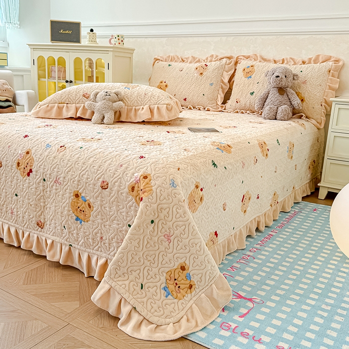 91家纺网 家纺一手货源 找家纺 归属 2025新款牛奶绒花边床盖三件套系列 奶油儿小熊