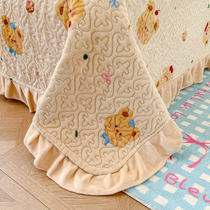 91家纺网 家纺一手货源 找家纺 归属 2025新款牛奶绒花边床盖三件套系列 奶油儿小熊