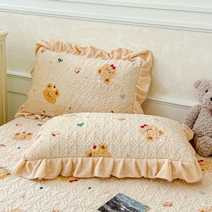 91家纺网 家纺一手货源 找家纺 归属 2025新款牛奶绒花边床盖三件套系列 奶油儿小熊