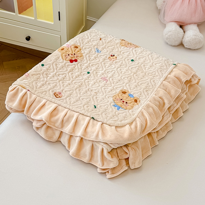 91家纺网 家纺一手货源 找家纺 归属 2025新款牛奶绒花边床盖三件套系列 奶油儿小熊