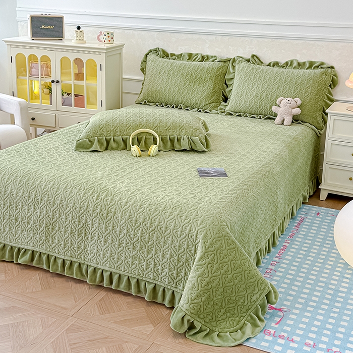 91家纺网 家纺一手货源 找家纺 归属 2025新款牛奶绒花边床盖三件套系列 苹果绿