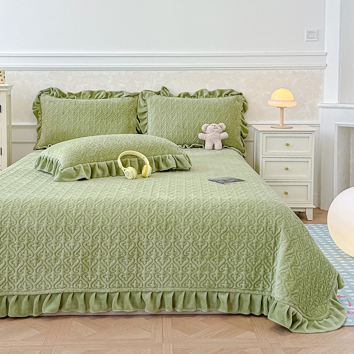 91家纺网 家纺一手货源 找家纺 归属 2025新款牛奶绒花边床盖三件套系列 苹果绿