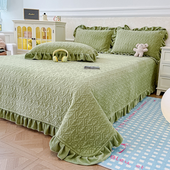 91家纺网 家纺一手货源 找家纺 归属 2025新款牛奶绒花边床盖三件套系列 苹果绿