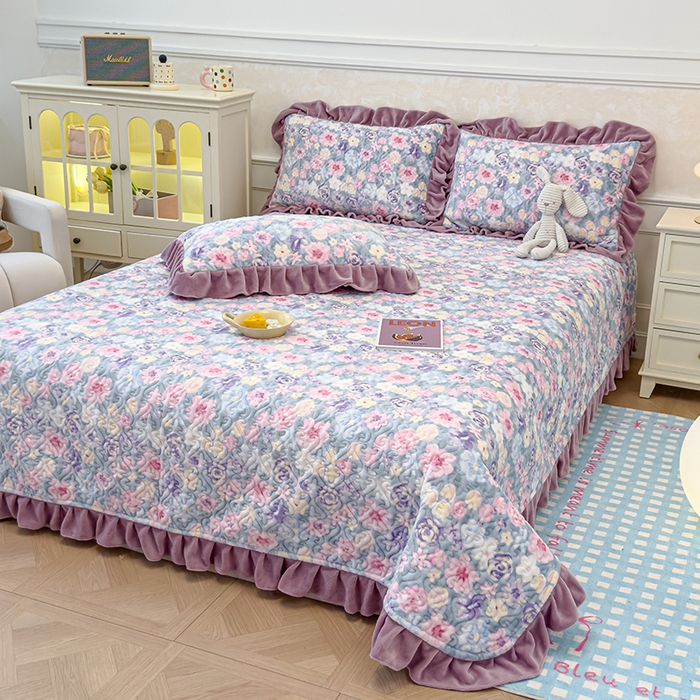 91家纺网 家纺一手货源 找家纺 归属 2025新款牛奶绒花边床盖三件套系列 水墨紫花园