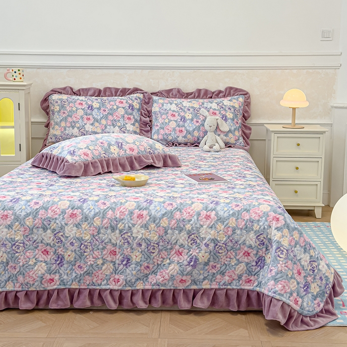 91家纺网 家纺一手货源 找家纺 归属 2025新款牛奶绒花边床盖三件套系列 水墨紫花园