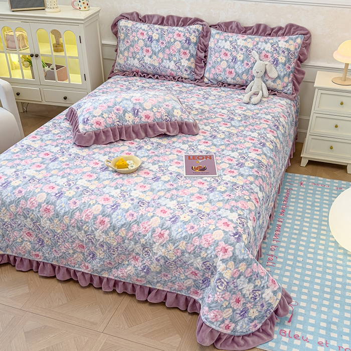 91家纺网 家纺一手货源 找家纺 归属 2025新款牛奶绒花边床盖三件套系列 水墨紫花园