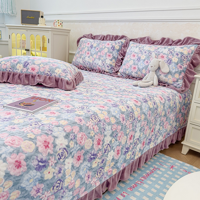 91家纺网 家纺一手货源 找家纺 归属 2025新款牛奶绒花边床盖三件套系列 水墨紫花园