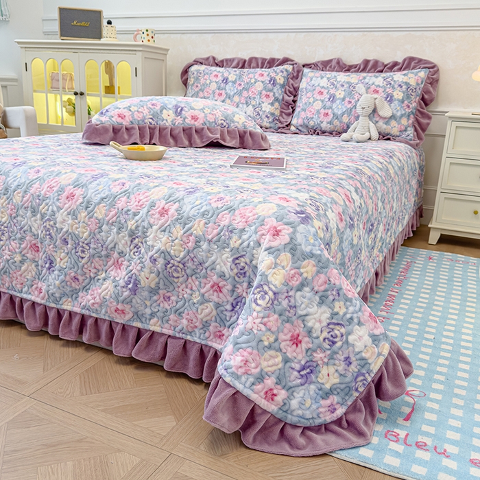 91家纺网 家纺一手货源 找家纺 归属 2025新款牛奶绒花边床盖三件套系列 水墨紫花园