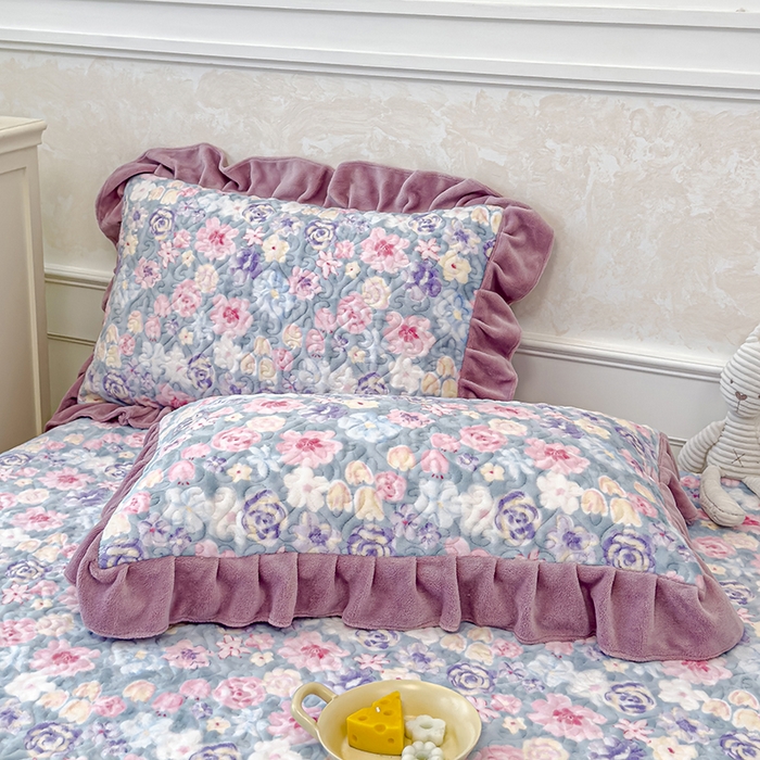 91家纺网 家纺一手货源 找家纺 归属 2025新款牛奶绒花边床盖三件套系列 水墨紫花园