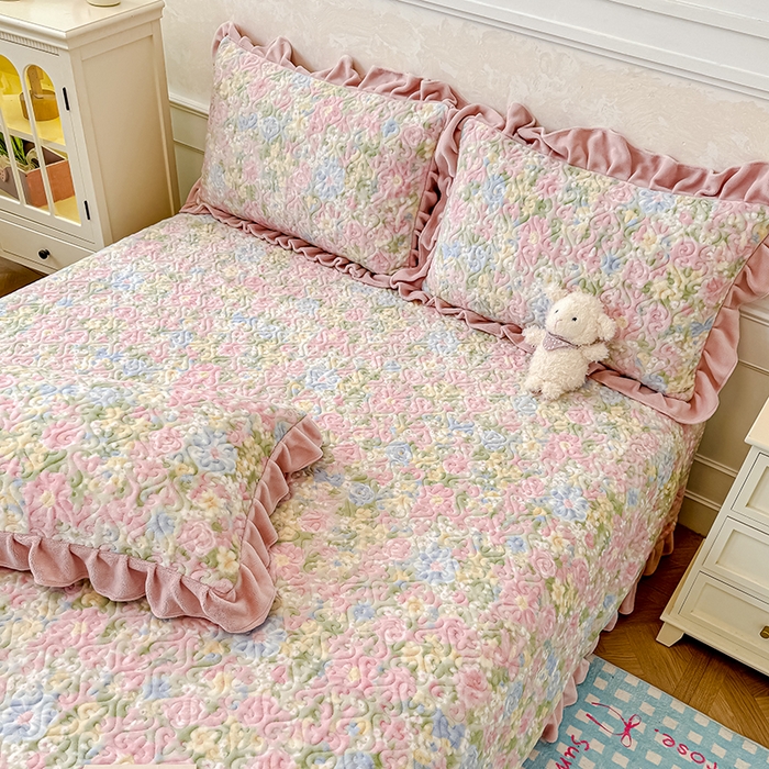 归属 2025新款牛奶绒花边床盖三件套系列 碎花绮梦粉