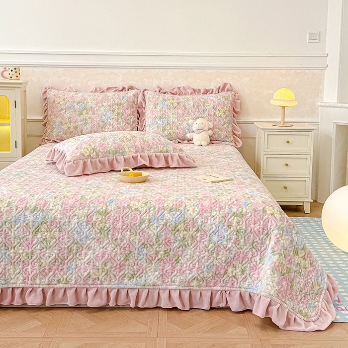 91家纺网 家纺一手货源 找家纺 归属 2025新款牛奶绒花边床盖三件套系列 碎花绮梦粉