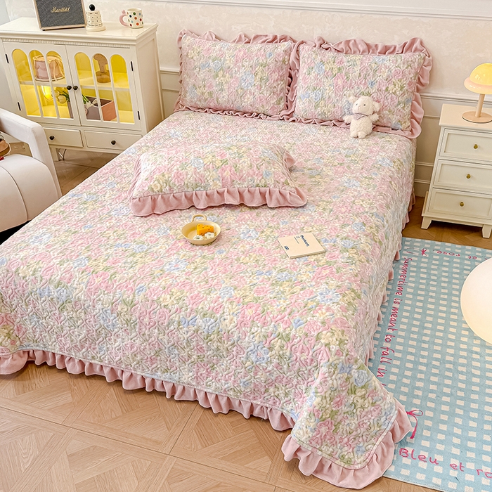 91家纺网 家纺一手货源 找家纺 归属 2025新款牛奶绒花边床盖三件套系列 碎花绮梦粉