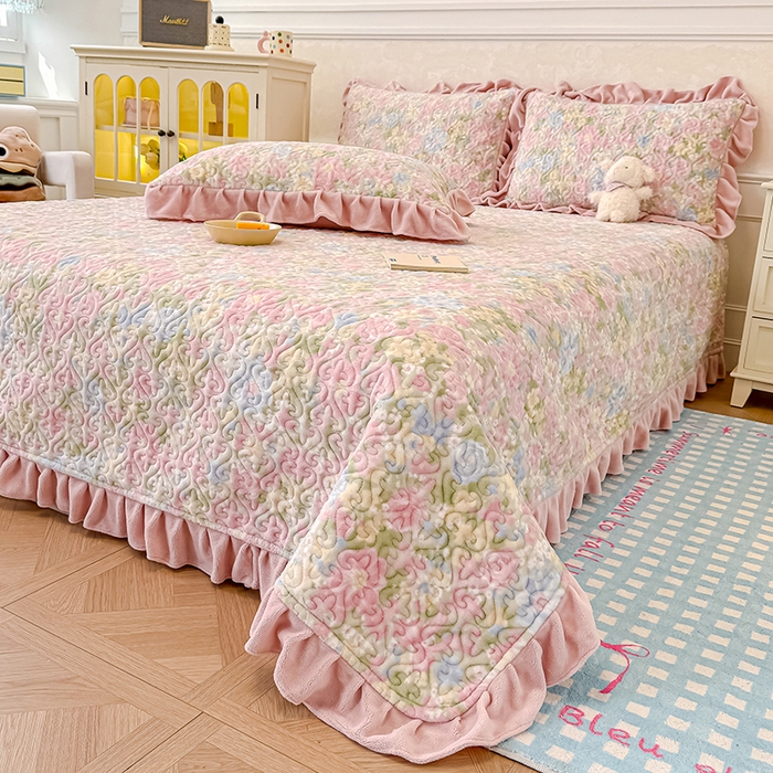 91家纺网 家纺一手货源 找家纺 归属 2025新款牛奶绒花边床盖三件套系列 碎花绮梦粉