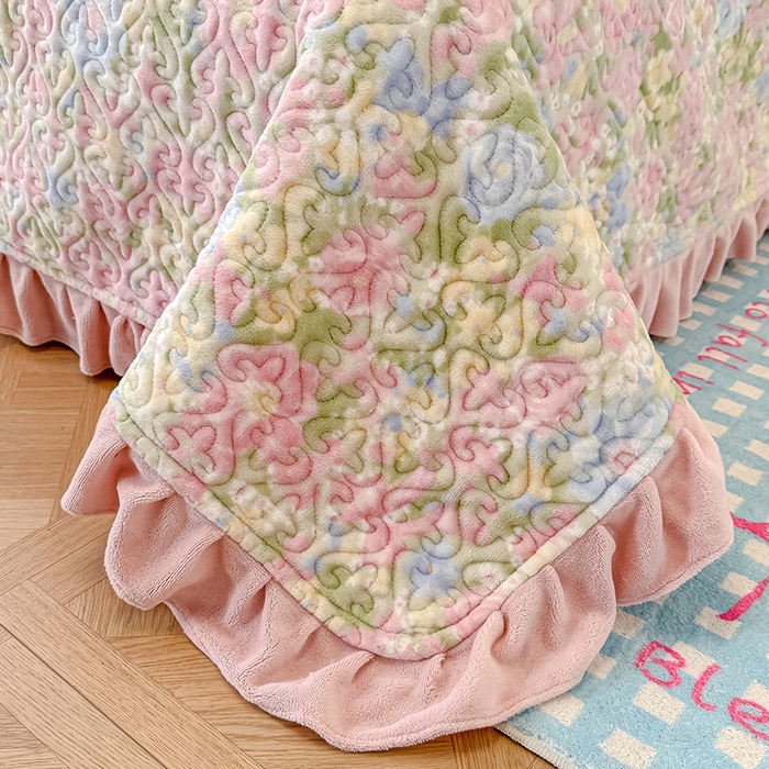 91家纺网 家纺一手货源 找家纺 归属 2025新款牛奶绒花边床盖三件套系列 碎花绮梦粉