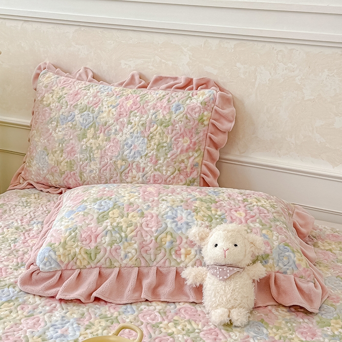 91家纺网 家纺一手货源 找家纺 归属 2025新款牛奶绒花边床盖三件套系列 碎花绮梦粉