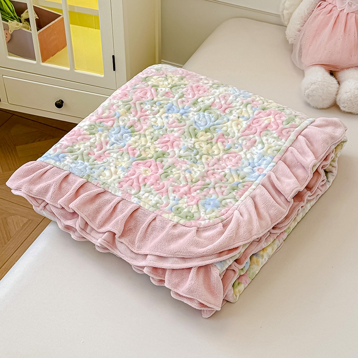 91家纺网 家纺一手货源 找家纺 归属 2025新款牛奶绒花边床盖三件套系列 碎花绮梦粉