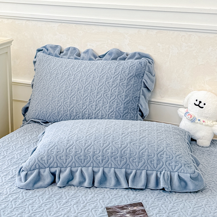 91家纺网 家纺一手货源 找家纺 归属 2025新款牛奶绒花边床盖三件套系列 天空蓝