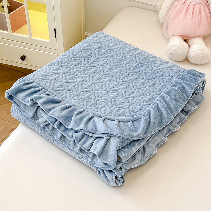 91家纺网 家纺一手货源 找家纺 归属 2025新款牛奶绒花边床盖三件套系列 天空蓝