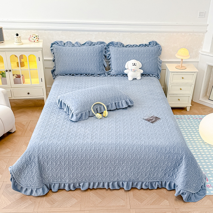 91家纺网 家纺一手货源 找家纺 归属 2025新款牛奶绒花边床盖三件套系列 天空蓝