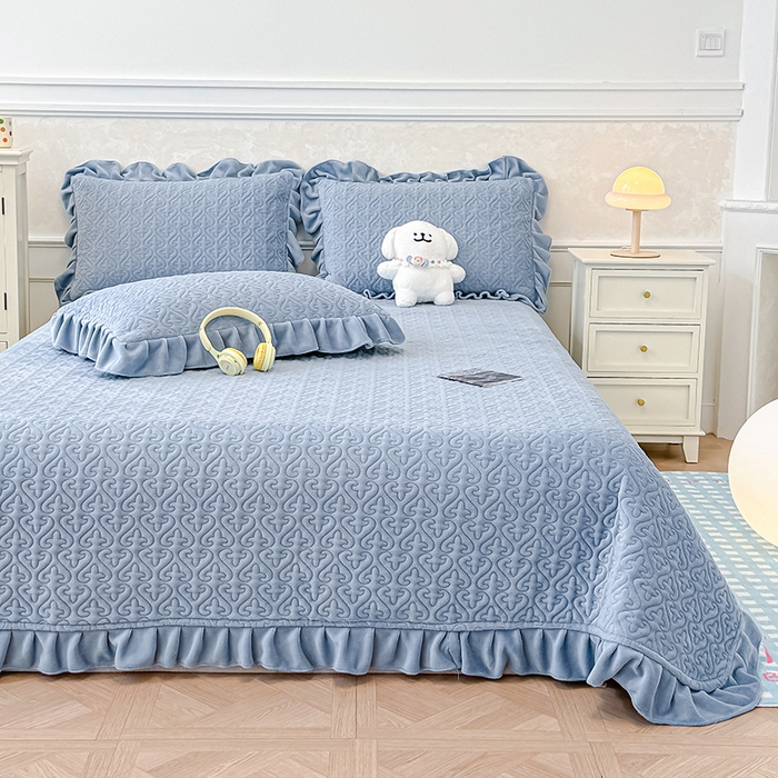 91家纺网 家纺一手货源 找家纺 归属 2025新款牛奶绒花边床盖三件套系列 天空蓝