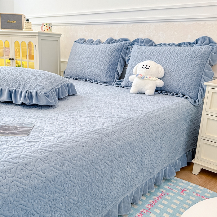 91家纺网 家纺一手货源 找家纺 归属 2025新款牛奶绒花边床盖三件套系列 天空蓝