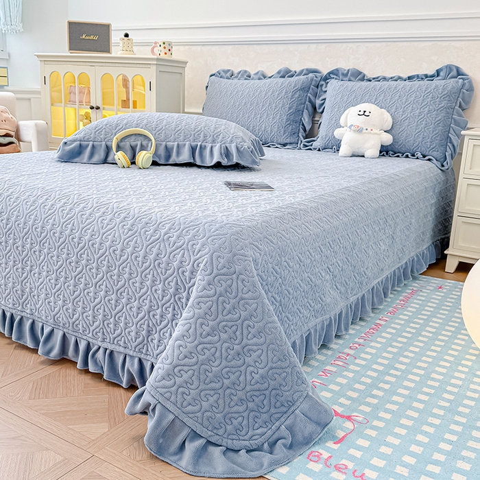 91家纺网 家纺一手货源 找家纺 归属 2025新款牛奶绒花边床盖三件套系列 天空蓝