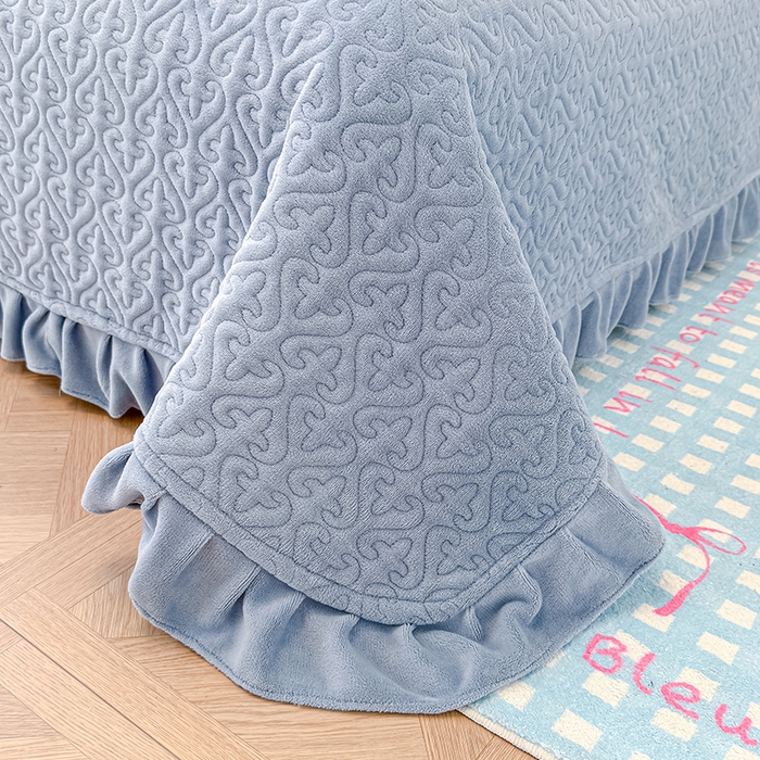 91家纺网 家纺一手货源 找家纺 归属 2025新款牛奶绒花边床盖三件套系列 天空蓝