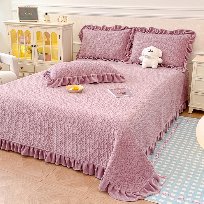 91家纺网 家纺一手货源 找家纺 归属 2025新款牛奶绒花边床盖三件套系列 紫罗兰